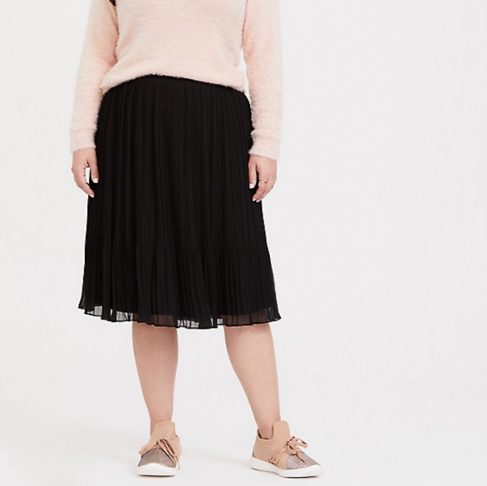 NWT TORRID Blk Chiffon Pleated Midi Skirt